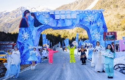 康定冰雪嘉年华启幕 暖阳温泉邀游客共赏冬日美景(图2) 康定冰雪嘉年华启幕 暖阳温泉邀游客共赏冬日美景(图2)