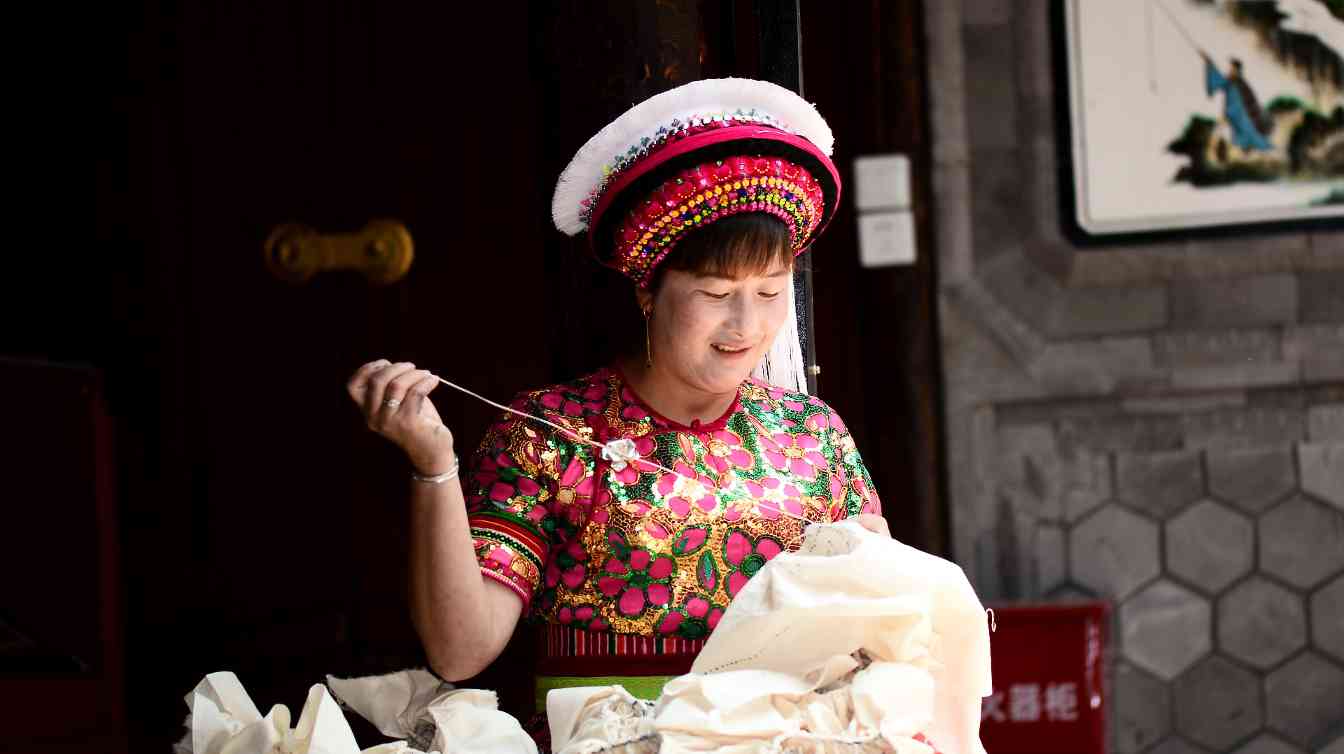 白族扎染非遗传承人段银开与旅游融合 - 耀途希冀旅游网