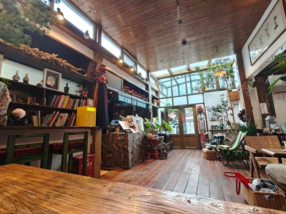 胡同咖啡馆变身微型文旅空间，融合艺术与现代设计 - 耀途希冀旅游网
