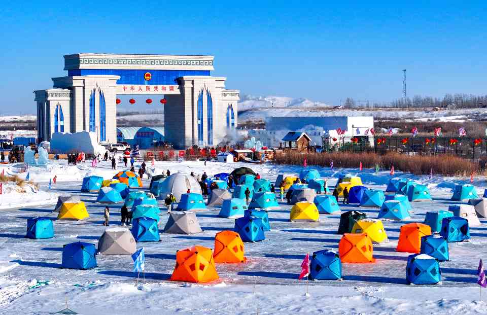 内蒙古黑山头口岸景区:丰富冰雪产品供给 释放冰雪经济动能(图1) 内蒙古黑山头口岸景区:丰富冰雪产品供给 释放冰雪经济动能(图1)