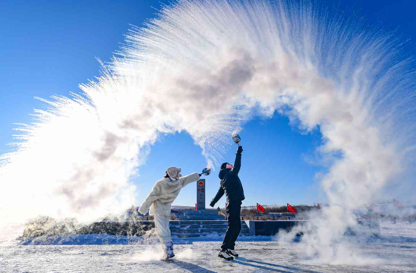 内蒙古黑山头口岸景区:丰富冰雪产品供给 释放冰雪经济动能(图3) 内蒙古黑山头口岸景区:丰富冰雪产品供给 释放冰雪经济动能(图3)