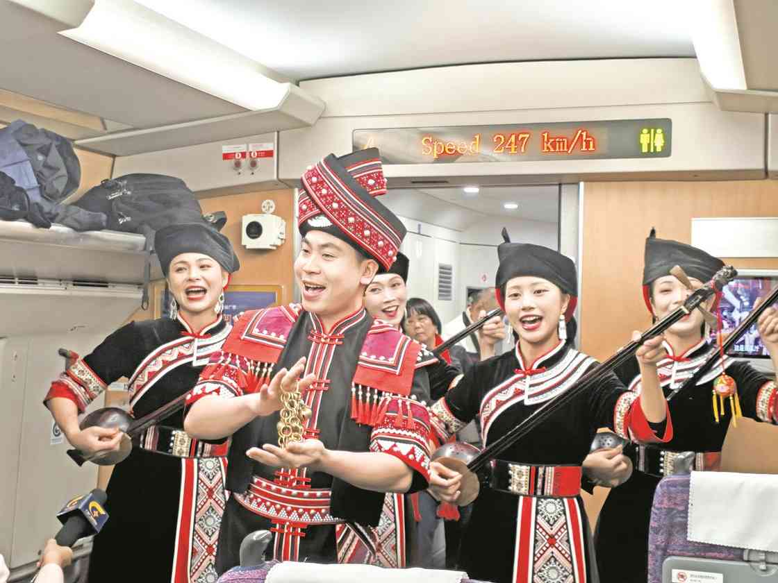 高铁飞驰 游客畅行八桂大地 - 耀途希冀旅游网
