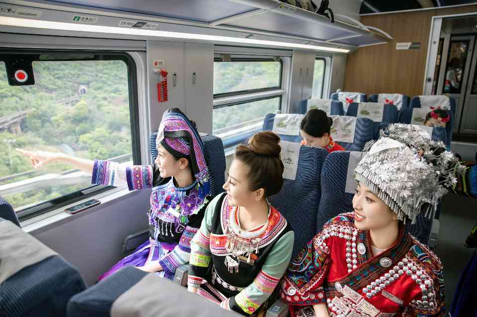 云南铁路今年以来发送旅客突破1亿人次(图3) 云南铁路今年以来发送旅客突破1亿人次(图3)