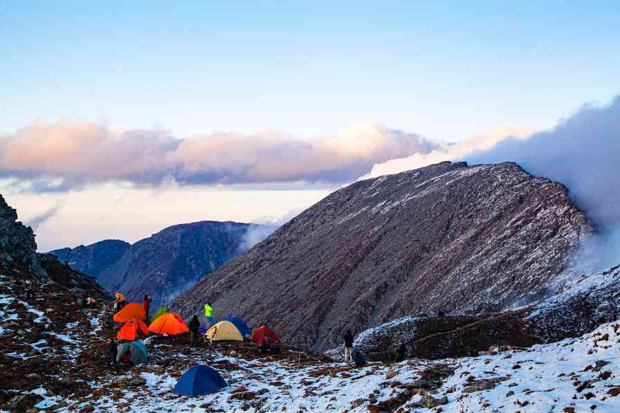 秦岭冬季乡村游双城记：冰雪奇观与民俗风情体验 - 耀途希冀旅游网