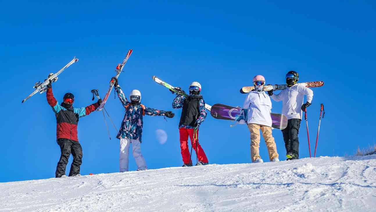崇礼滑雪场春节火爆 游客体验冰雪运动新时尚 - 耀途希冀旅游网