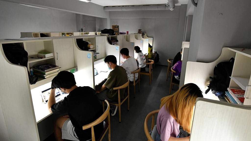 大学生选择游乐场自习新趋势，环球影城成热门学习场所 - 耀途希冀旅游网