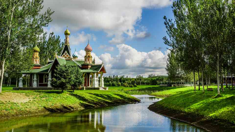 花式避暑+情绪价值 暑期旅游消费风向焕新 - 耀途希冀旅游网