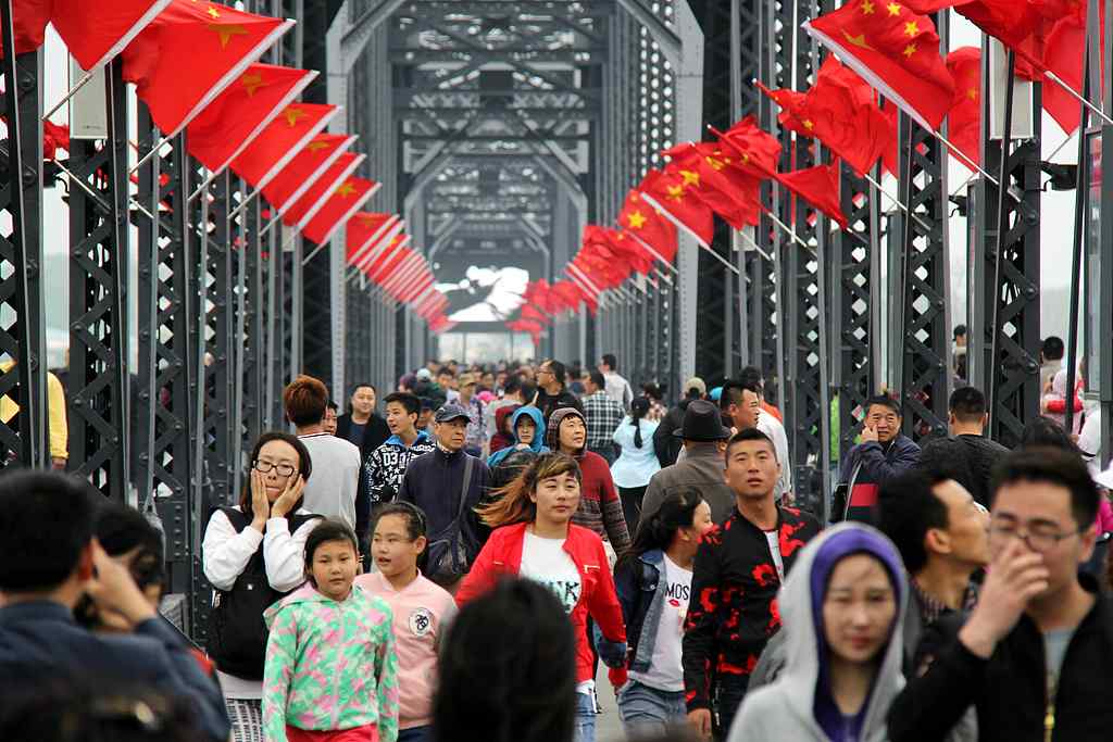 国庆旅游市场火爆 红色景区订单激增 错峰出行性价比高(图1) 国庆红色旅游火爆 错峰出行更划算(图1)